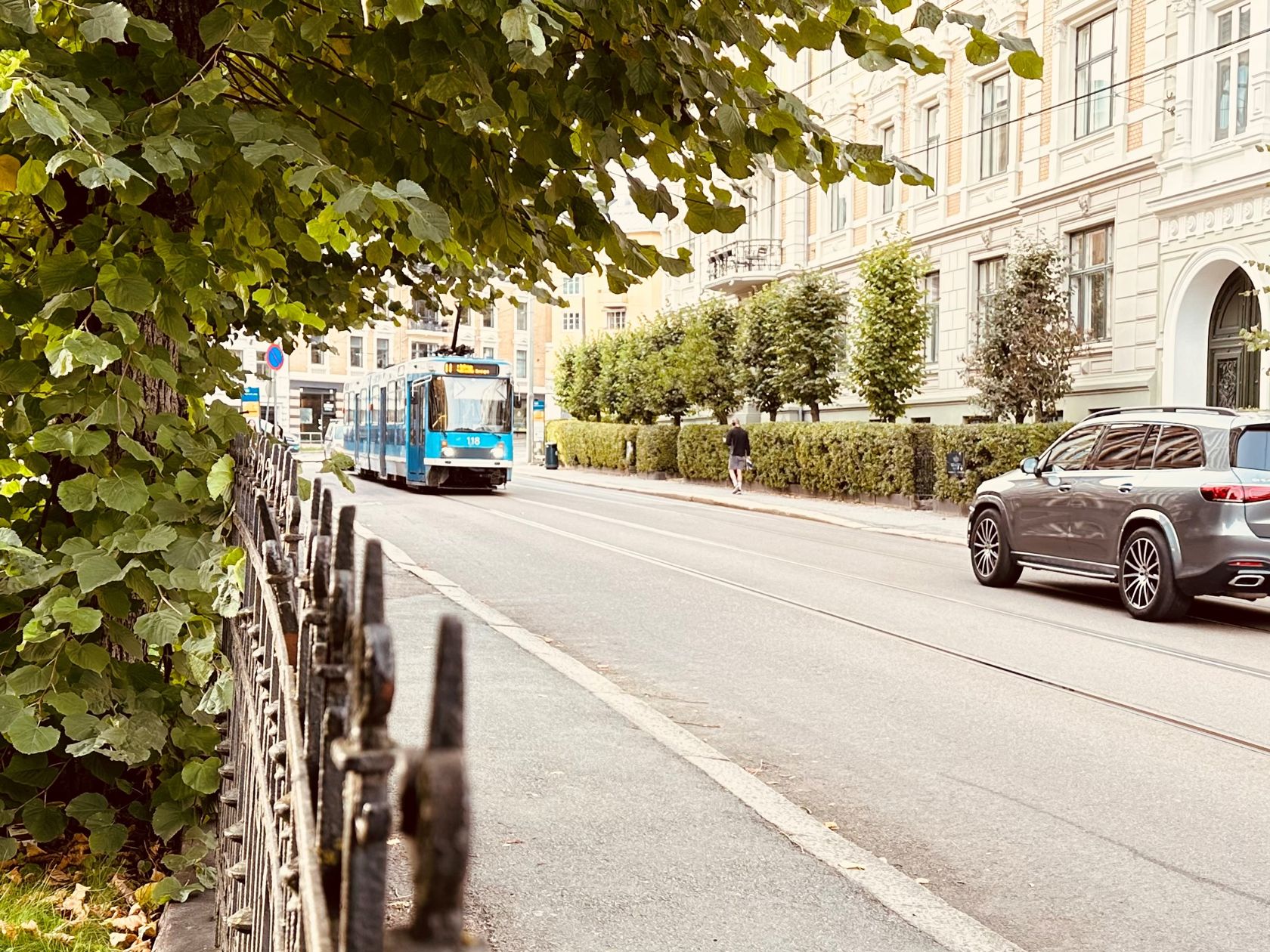 Tram in traffic at Riddervolds plass, Briskeby