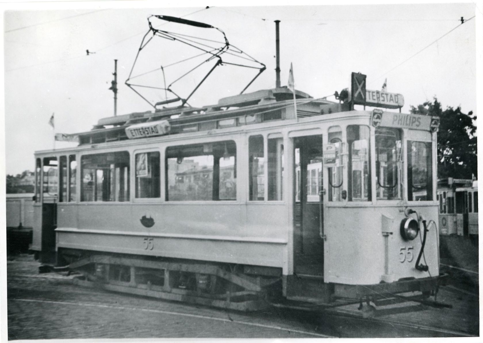 Sort-hvitt bilde av den første elektriske sporvognen