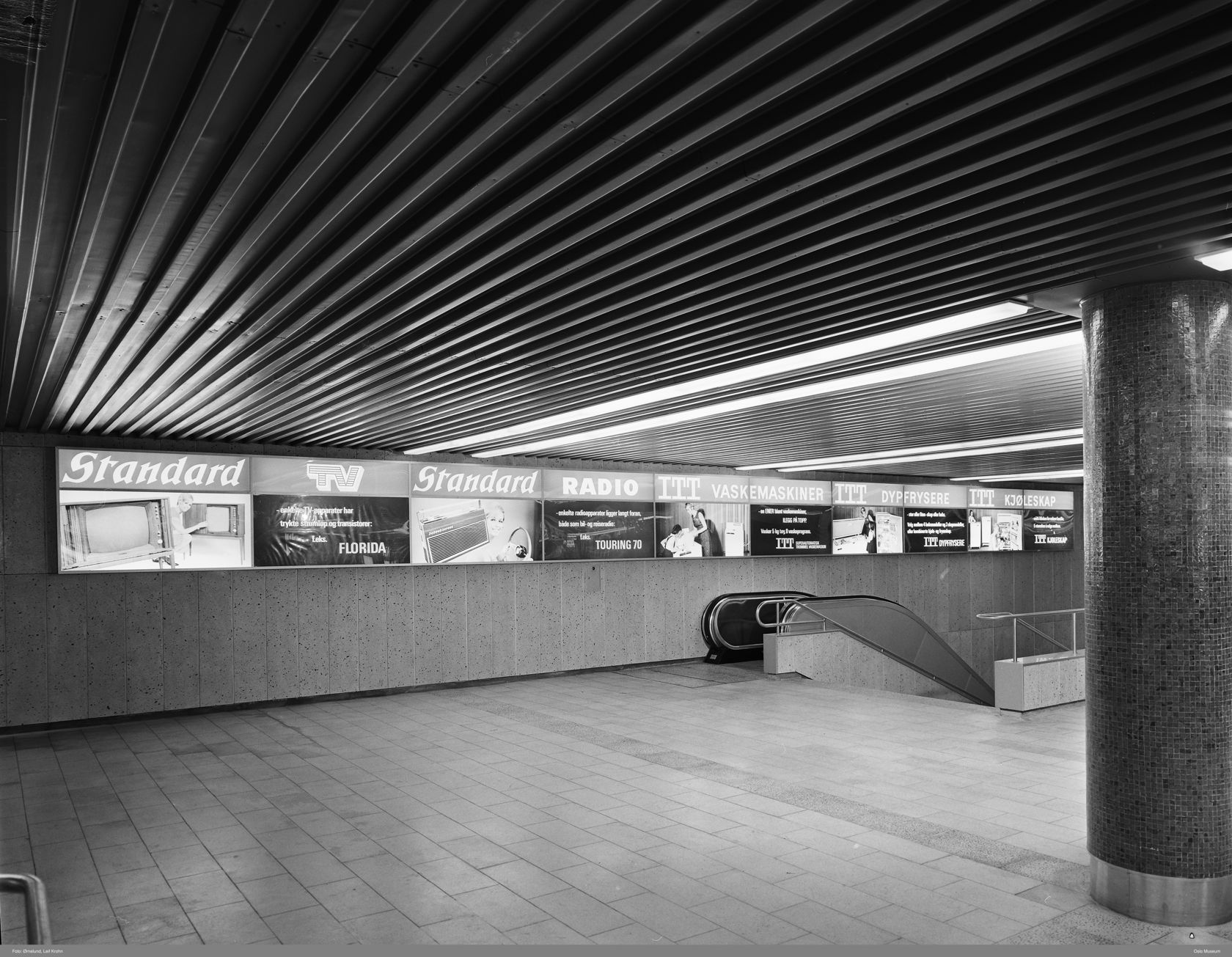 Vestibyle på Grønland T-banestasjon med rulletrapp og reklameskilt, 1966.