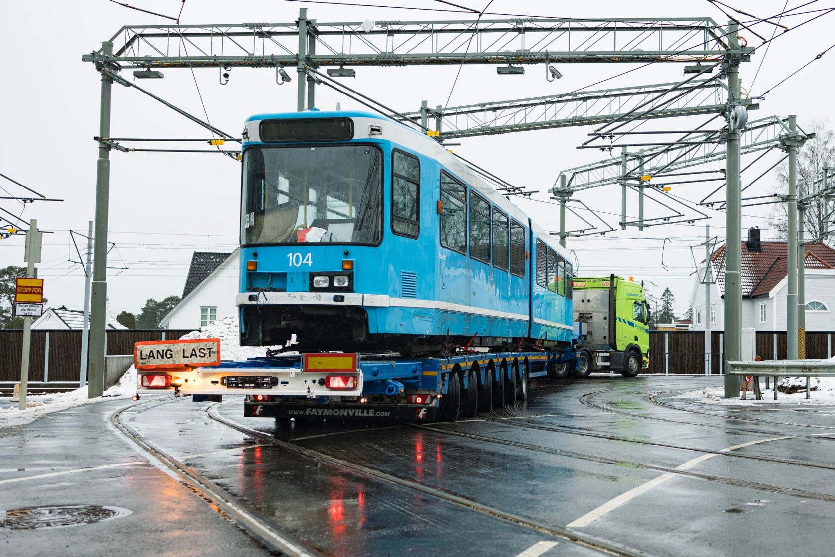 Blir nye råvarer: Tirsdag forlot vogn 104 trikkebasen til Sporveien på Holtet i Oslo. Ferden gikk til Fredrikstad der trikkene blir demontert. Noen av delene blir smeltet om til nye vedovner. Foto: Alf Simensen NTB / kommunikasjon