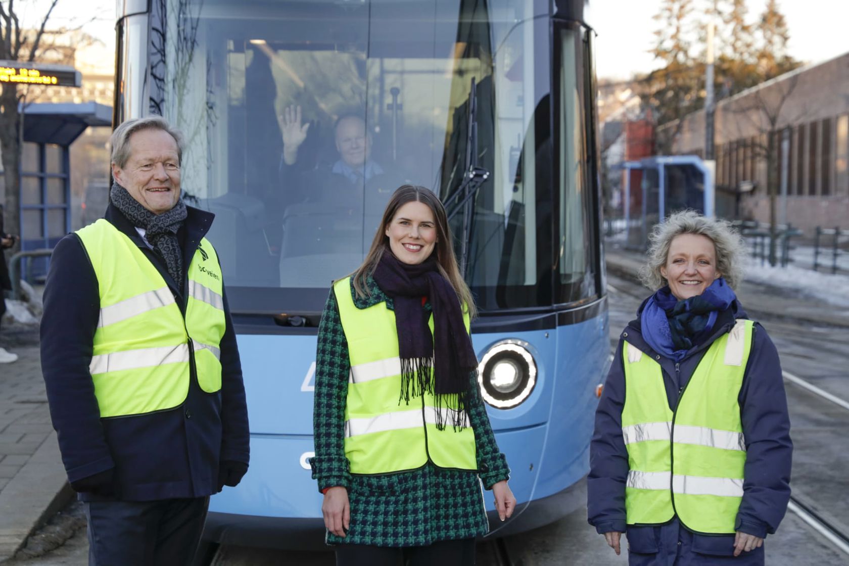 MERKEDAG: – ­Vi har nådd enda en milepæl for nye trikker, sier sporveissjef Cato Hellesjø, byråd Sirin Hellvin Stav og administrerende direktør, Birte Sjule. Trikkefører Erik Asbjørnsen klar til avgang. Foto: Trygve Indrelid NTB/kommunikasjon