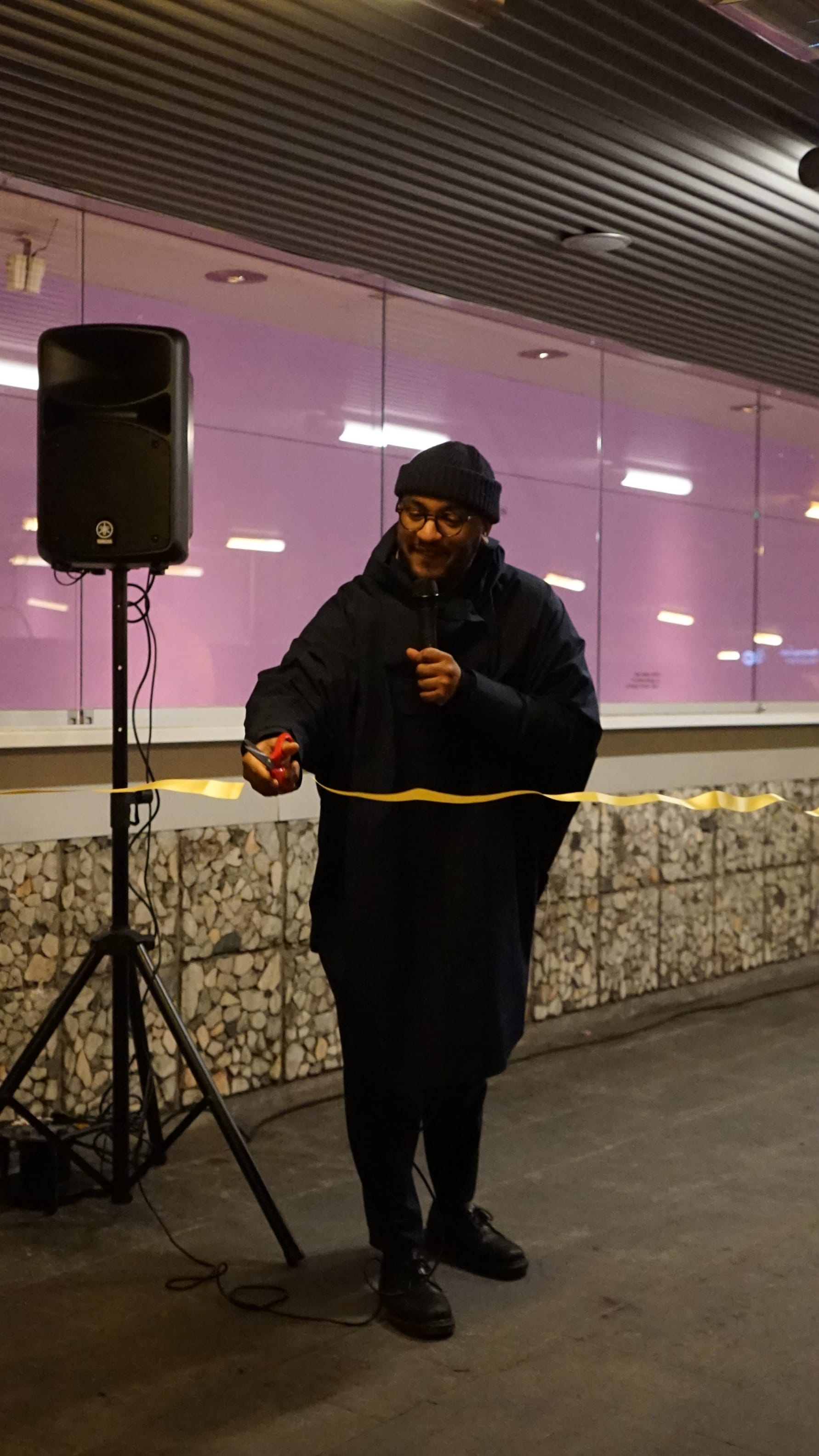 Byråd for kultur, idrett og frivillighet i Oslo kommune, Omar Samy Gamal, klipper bånd for å markere åpningen. Foto: Sporveien AS