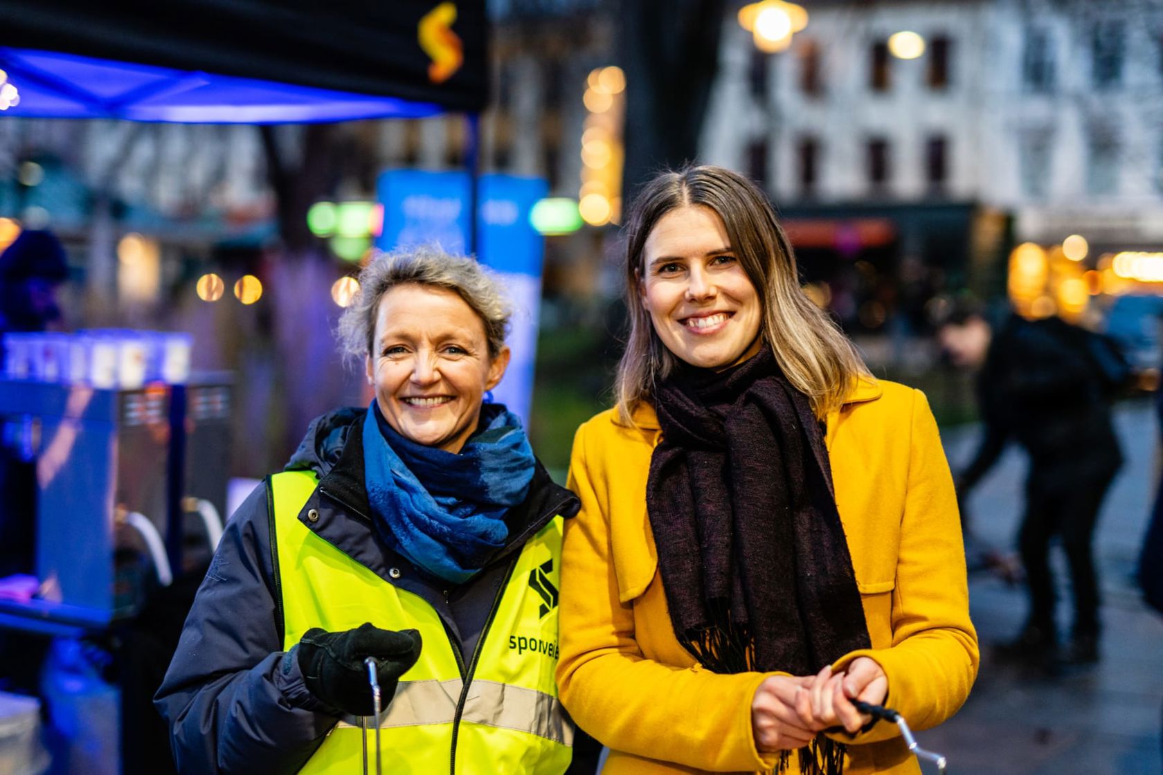 Trikkesjef Birte Sjule og byråd Sirin Stav skapte god stemning for de trikkereisende på Grünerløkka i Oslo onsdag morgen. Foto: Sporveien