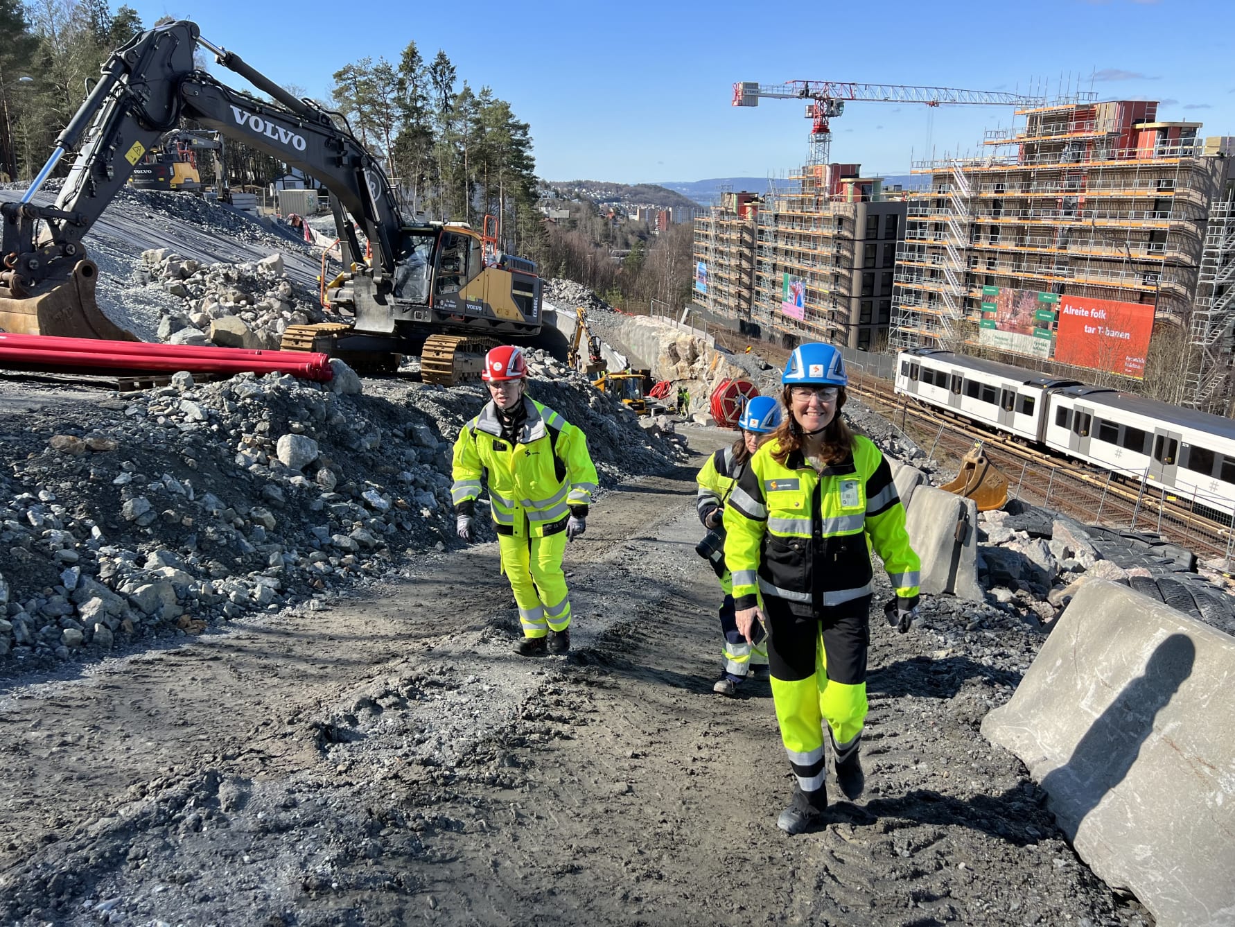 Sporveien må sprenge bort betydelige masser for å bygge traseen fra nye Hellerudtunnelen opp til Hellerud T-banestasjon. Da kan ikke T-banen kjøre rett ved siden av, forteller utbyggingssjef Hanna Rachel Broch (t.h) i Sporveien.