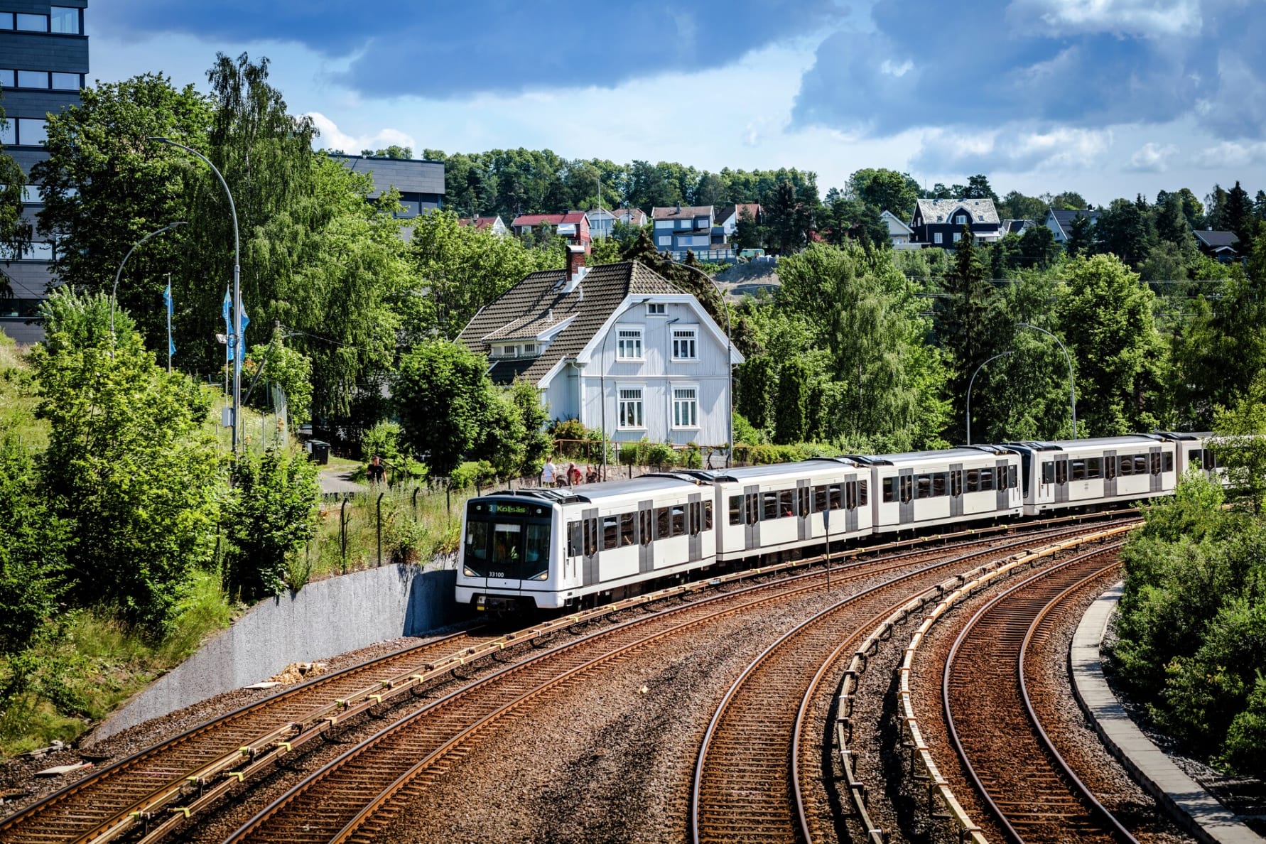 HAR BÅRET SKINNER I 100 ÅR: De gamle T-banesporene på Østensjøbanen er allerede fjernet langs Østensjøveien, og 9. oktober løftes Bryn bru bort for å erstattes av en ny og moderne T-banebru tilpasset ny trasé gjennom Hellerudtunnelen. Foto: Sporveien