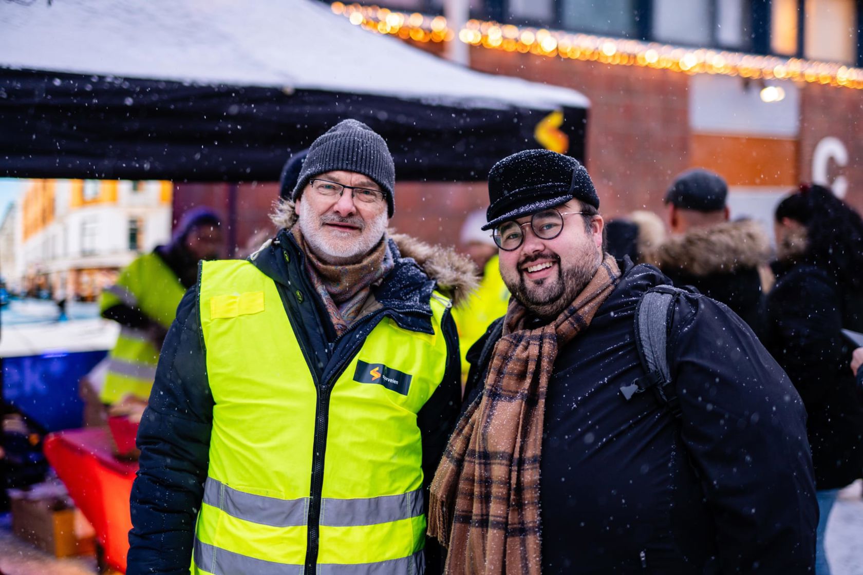 Sporveien takket naboer, næringsdrivende og andre berørte parter for tålmodigheten i byggeperioden, fra venstre konserndirektør for infrastruktur og prosjekter i Sporveien, Thor Georg Sælid, og fungerende leder Jørgen Foss i Sagene bydelsutvalg.