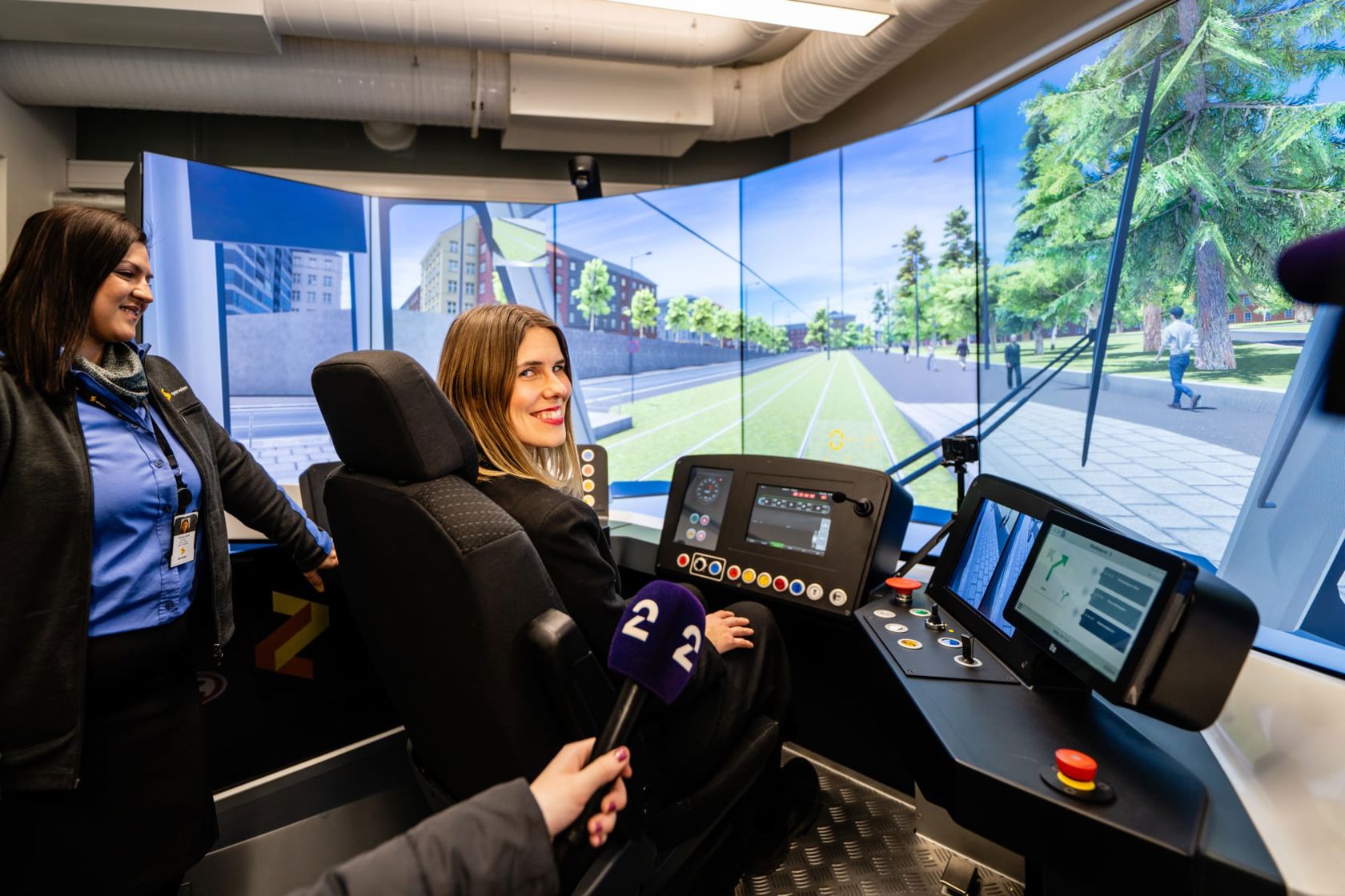TRIKKEFØRER FOR EN DAG: Tirsdag testet Sirin Stav Sporveiens nye trikkesimulator. – Den nye trikkesimulatoren er en god investering, sier hun. Stav ble veiledet av førsteinstruktør Firizat Jusufi. Foto: Stian Olsson/Sporveien