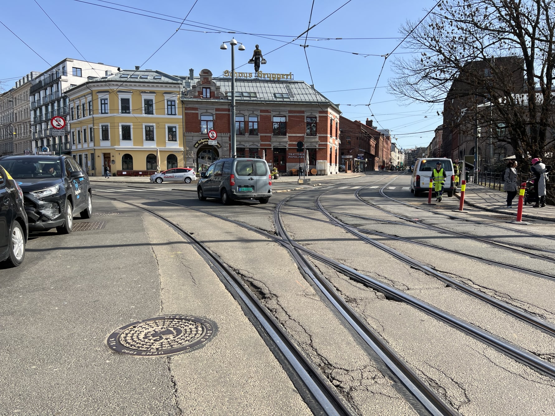 UTSLITT: Sporvekslene på Nybrua er utslitt og må byttes. At sporvekslene er så lange, og i tillegg ligger på en bru, gjør arbeidet mer komplisert enn vanlig.