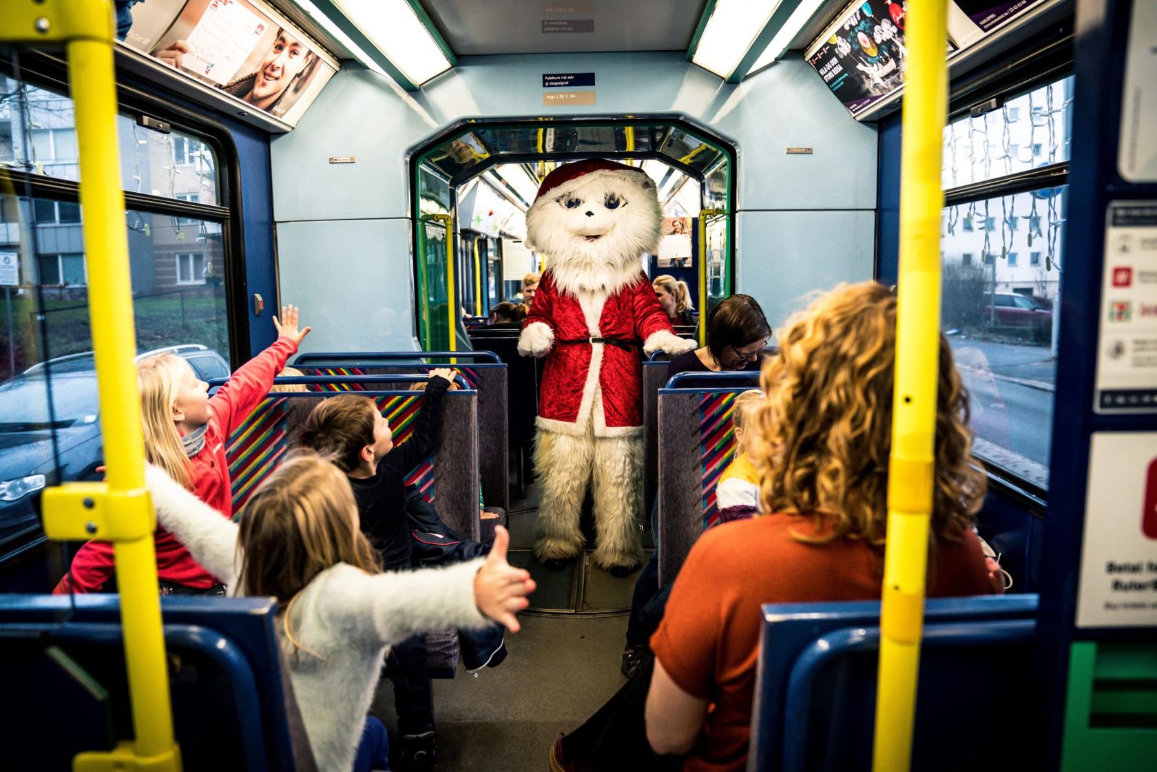 Sporveiens egen maskot, Panto, er alle barns favoritt - også her, ombord på Juletrikken. Foto: Sporveien/Simen Prestaasen