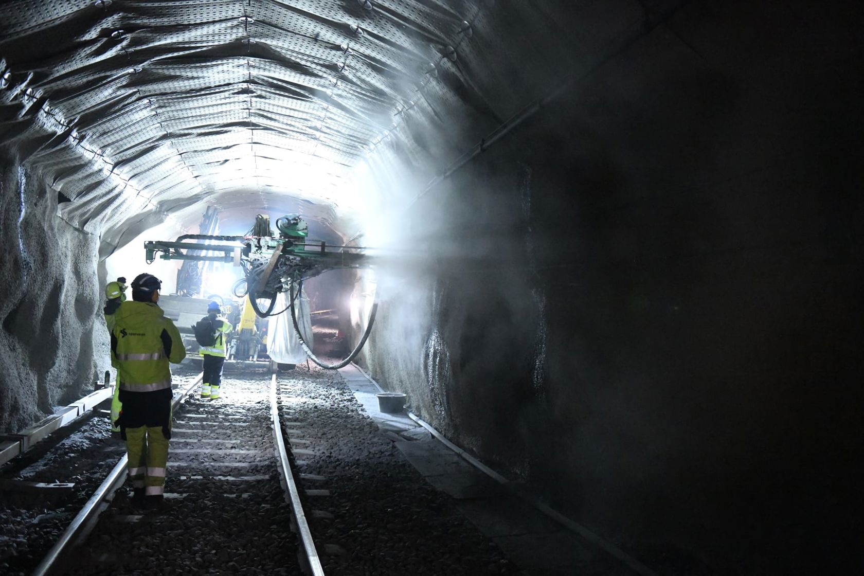 Mer enn 200 sikringsbolter er satt for å sikre fjellet i veggene og taket i T-banetunnelen under Oslo sentrum. Foto: ﻿Jan Rustad/Sporveienn.