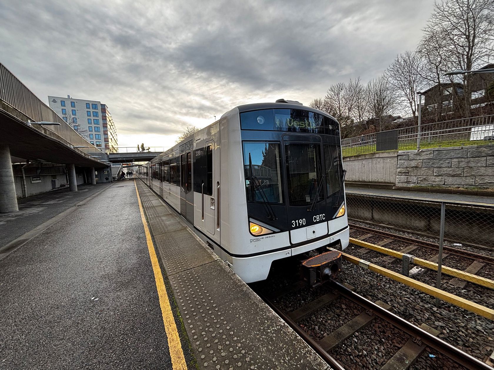 CBTC: Alle tog som er bygget om for å kunne kjøre på nytt signalsystem har merket fronten med bokstavene CBTC - Communication-Based Train Control. Foto: Sporveien AS/Gina Scholz
