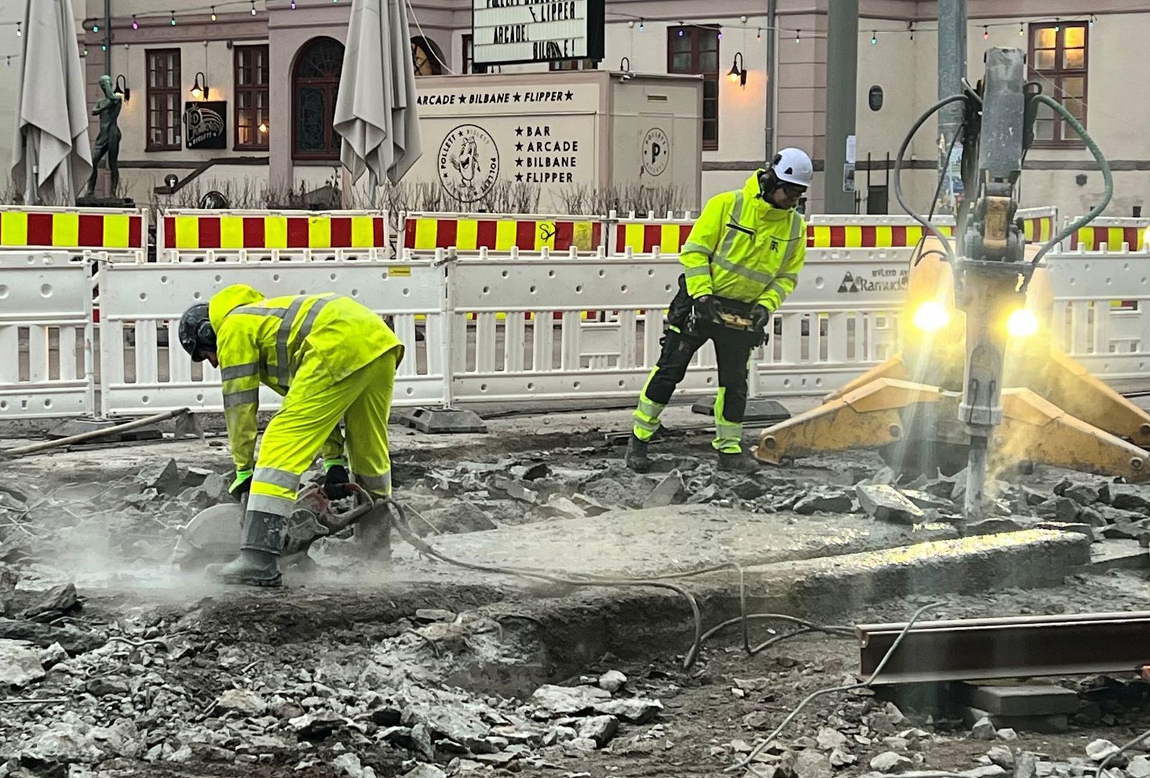 Før trikken begynner å kjøre i Josefines gate, skal arbeidet med påkobling av trikkeskinnene ved Bislett sluttføres (foto: Sporveien).