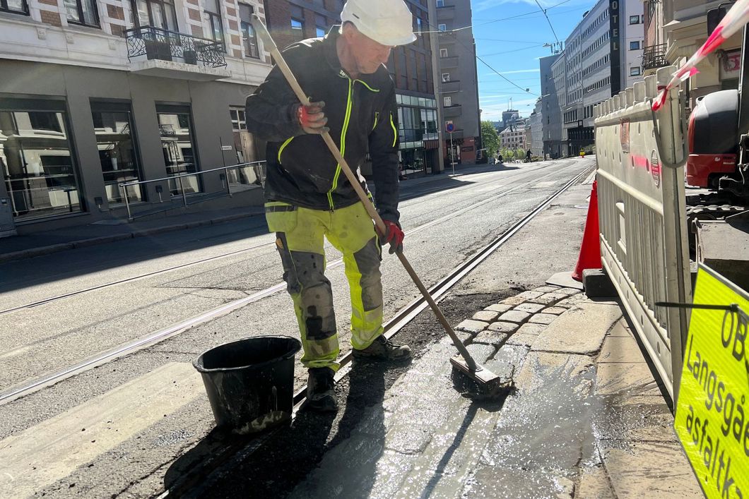 Sporveien starter årets vedlikehold denne uken med dekketiltak og steinarbeider langs trikketraseen i Cort Adelers gate (foto: Sporveien).