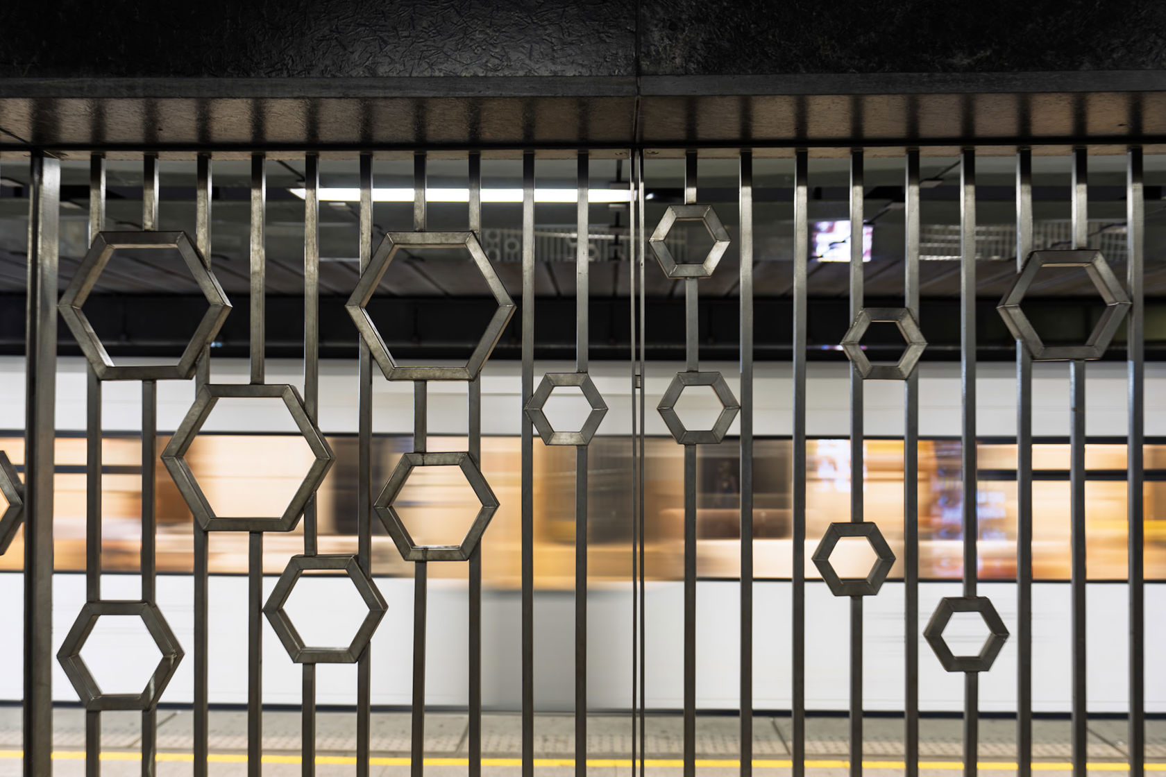 Detalj av kunstverket «Propolis» av Johannes Vemren Rygh på Ensjø T-banestasjon.