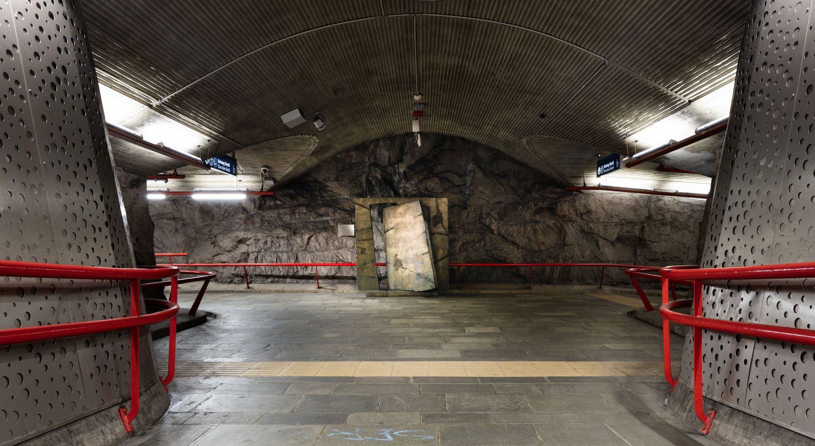 Bro over sporene på Romsås T-banestasjon med kunstverket «Den spillende døren» av Bjørn Evensen.