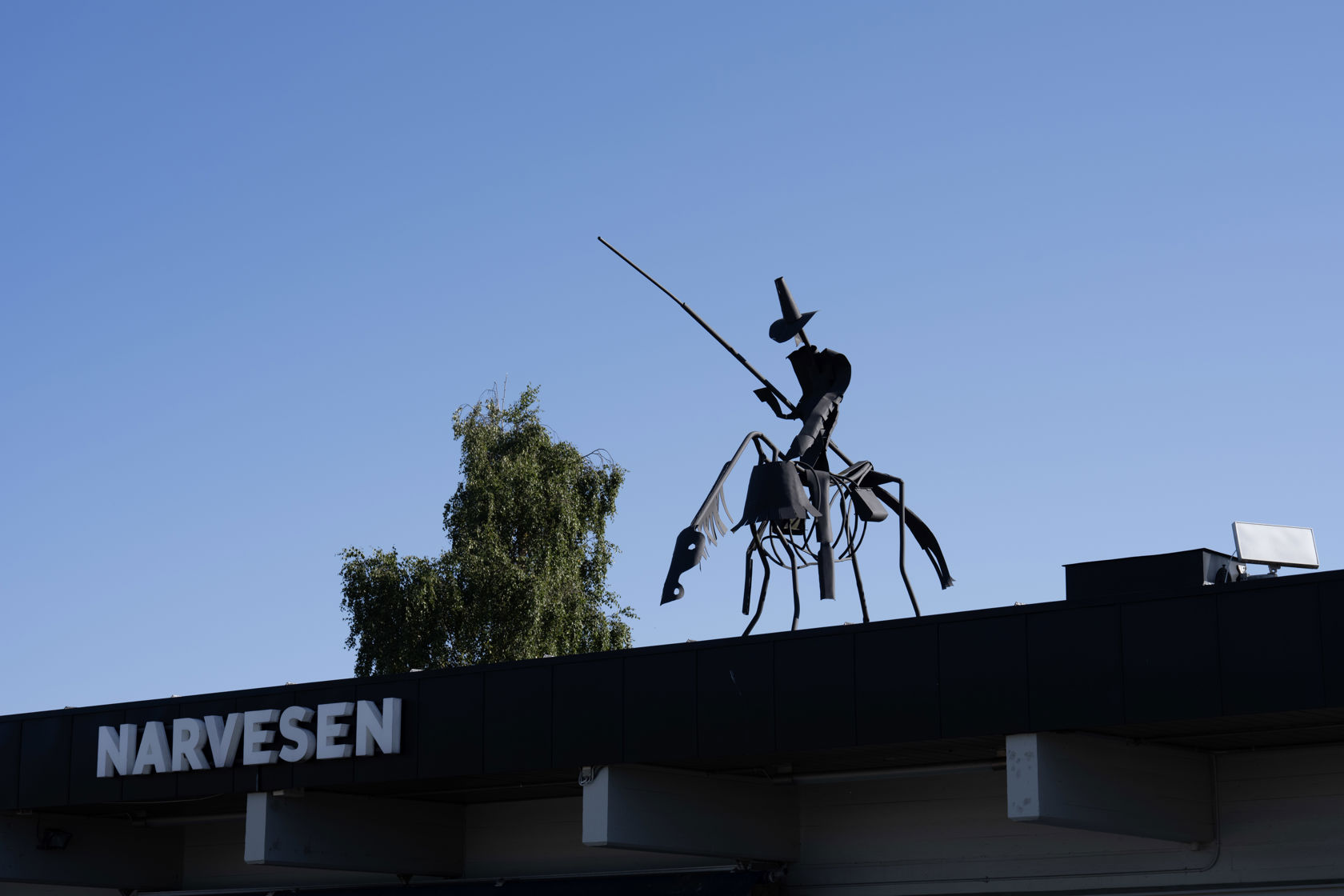 Skulpturen «Don Quijote» av Robert Esdaile på taket av Bøler T-banestasjon.