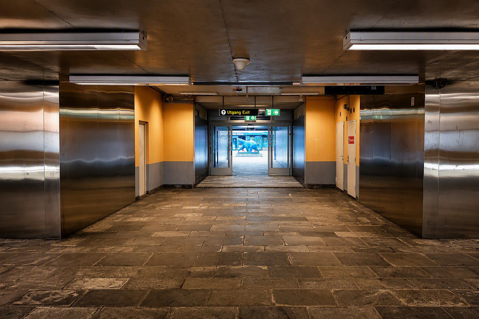Hall ved utgangen på Lindeberg T-banestasjon.