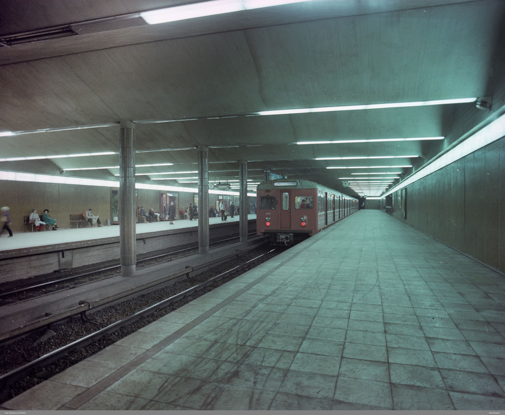 Plattform på Jernbanetorget T-banestasjon med T-banetog, 1978.