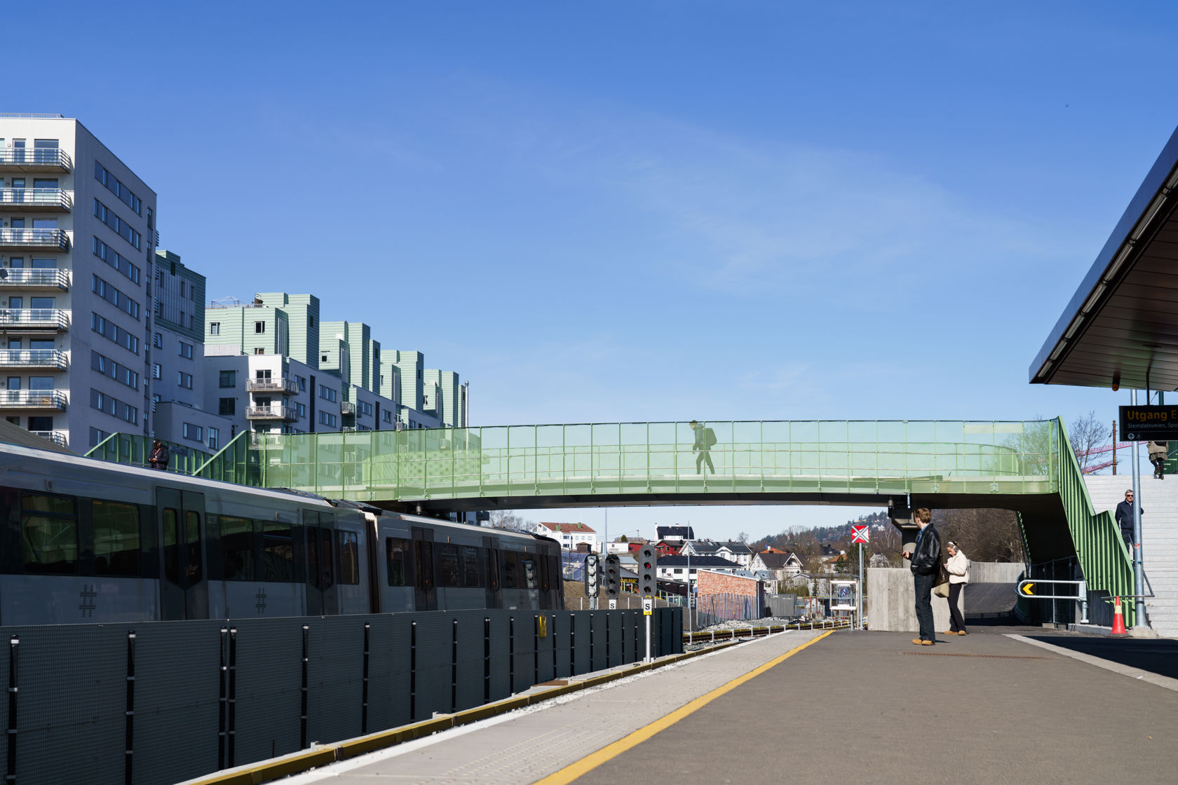 Gang- og sykkelbro over sporene ved Majorstuen T-banestasjon.