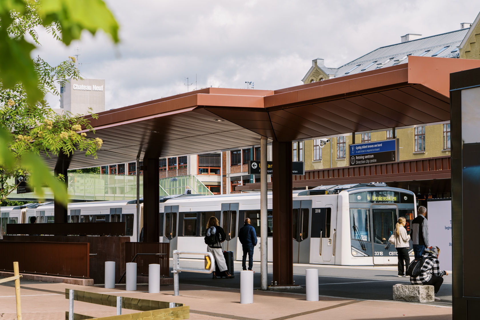 Plattform på Majorstuen T-banestasjon med T-banetog og nytt plattformtak etter oppgraderingen.