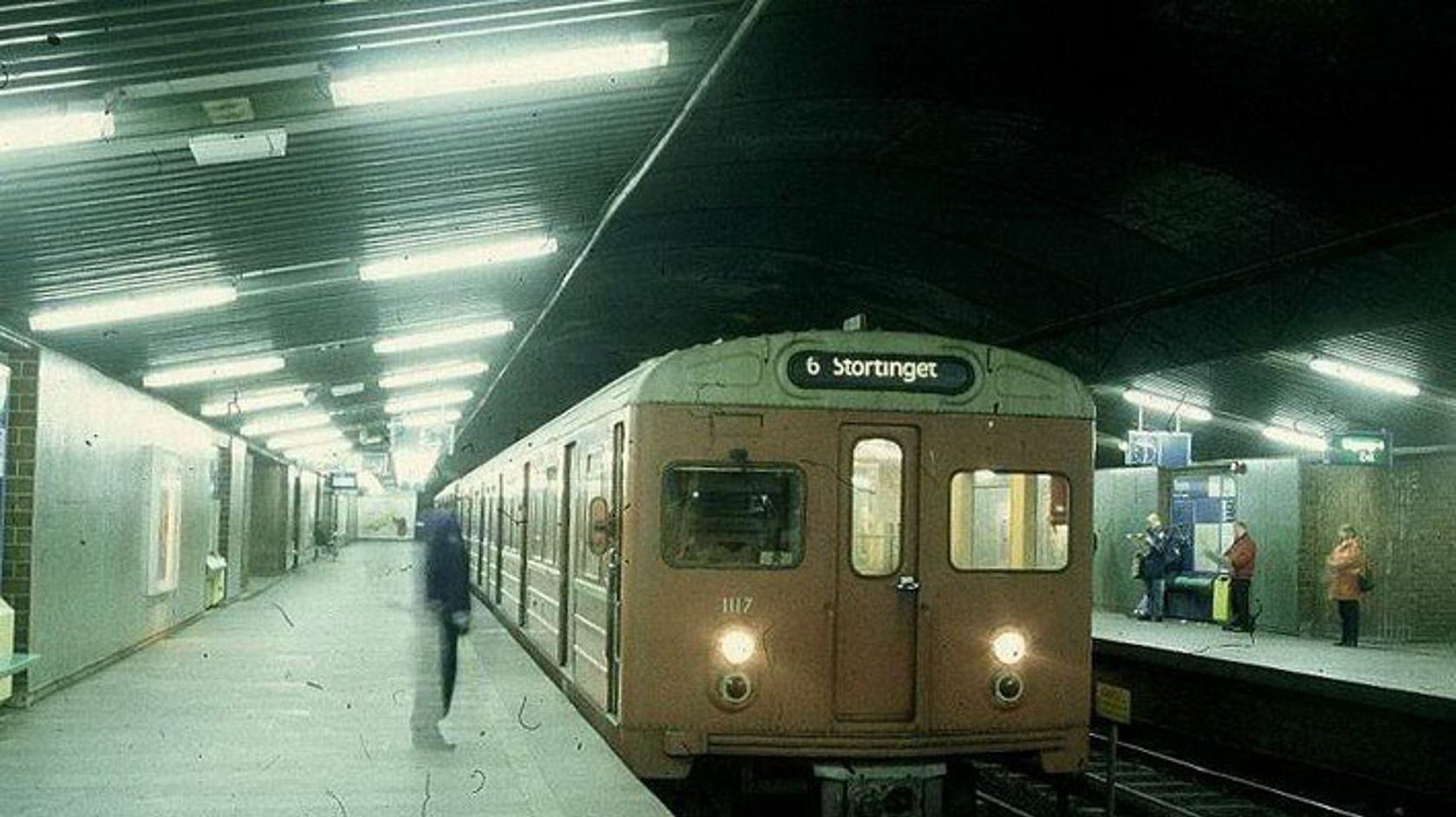 T-banetog mot Stortinget ved plattformen på Tøyen T-banestasjon i 1995.