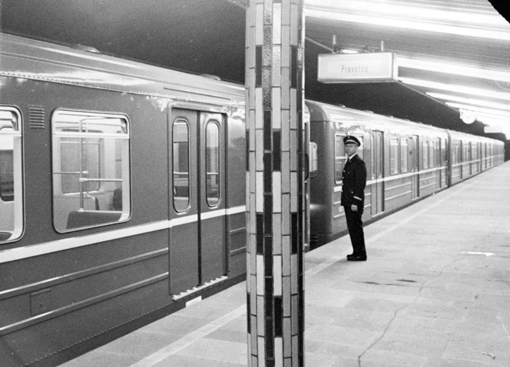 Prøvetog ved plattformen på Tøyen T-banestasjon i 1966.