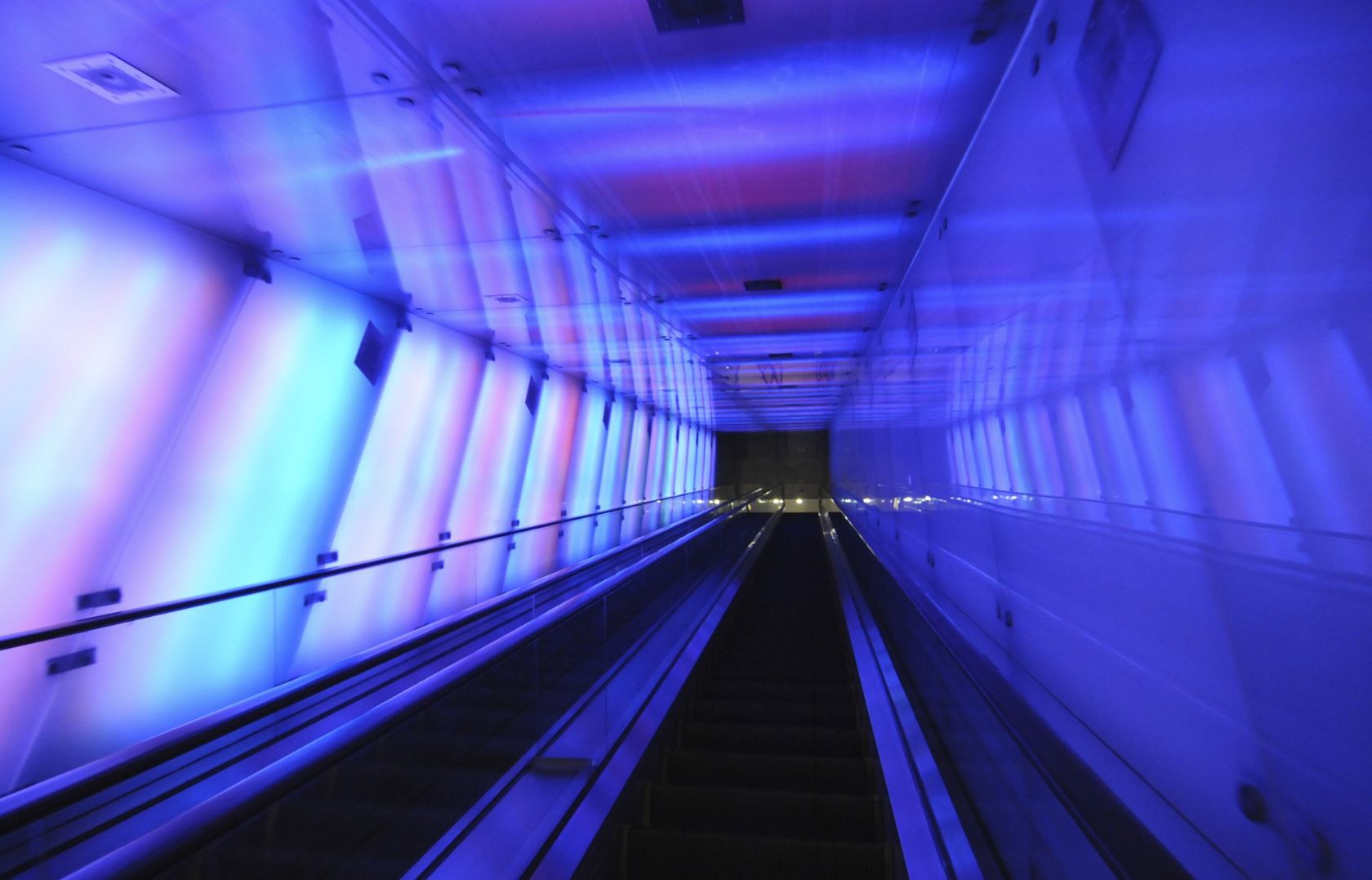 Kunstinstallasjonen «Tunnel of Light» i rulletrapptunnelen på Nydalen T-banestasjon.