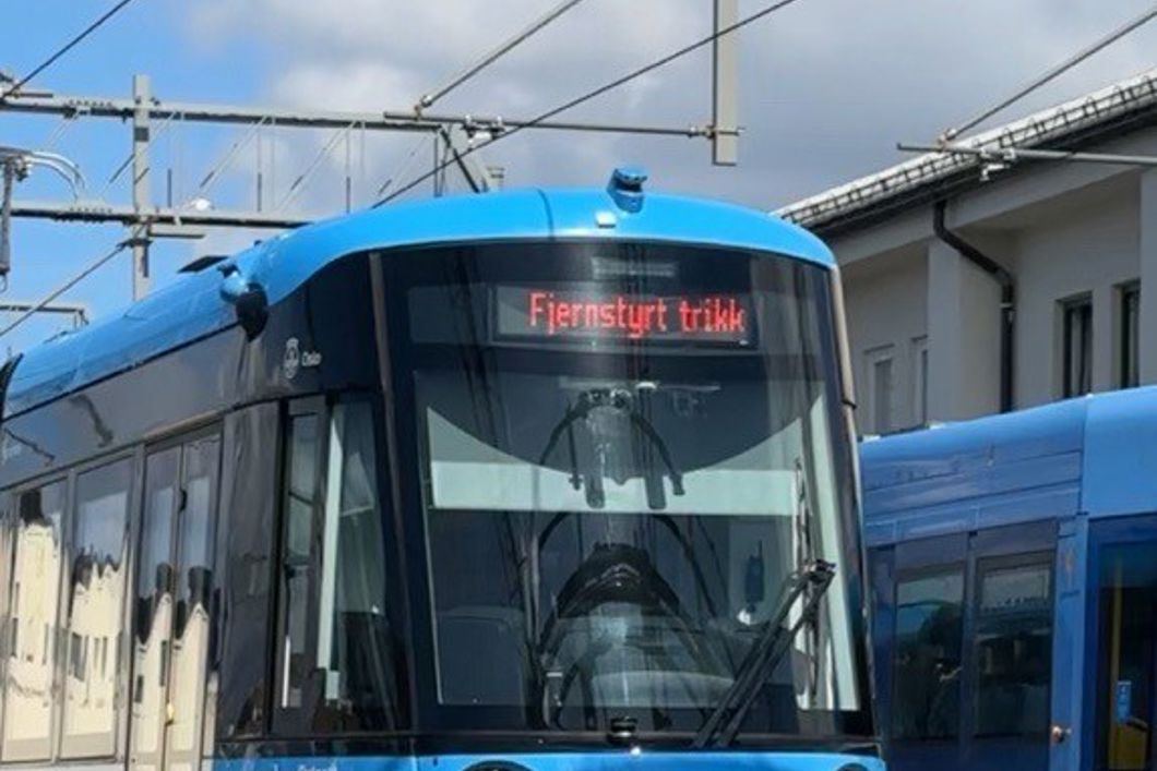 Bilde av en trikk med teksten Fjernstyrt trikk på