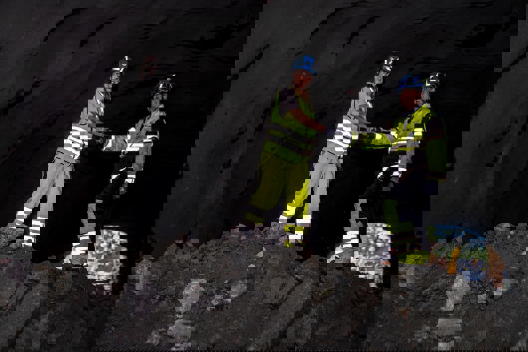 Byråd for miljø- og samferdsel Sirin Stav og Per Magne Mathisen, konserndirektør for infrastruktur og prosjekter i Sporveien, fikk æren av å utløse siste sprengsalve i Hellerudtunnelen på Østensjøbanen. Foto: Sporveien / Stian Olsson