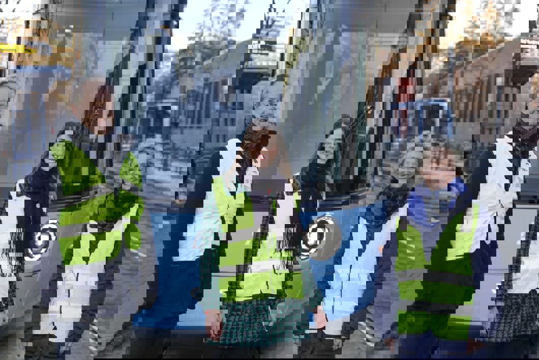 MERKEDAG: – Vi har nådd enda en milepæl for nye trikker, sier sporveissjef Cato Hellesjø, byråd Sirin Hellvin Stav og administrerende direktør, Birte Sjule. Trikkefører Erik Asbjørnsen klar til avgang. Foto: Trygve Indrelid NTB/kommunikasjon