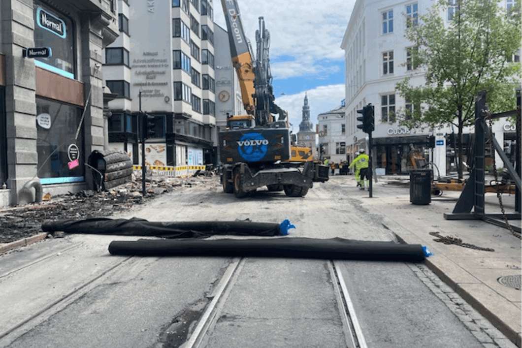 Trikkesporet sperret etter brannen i Grensen, kran og arbeidere i sporet. Foto: Sporveien