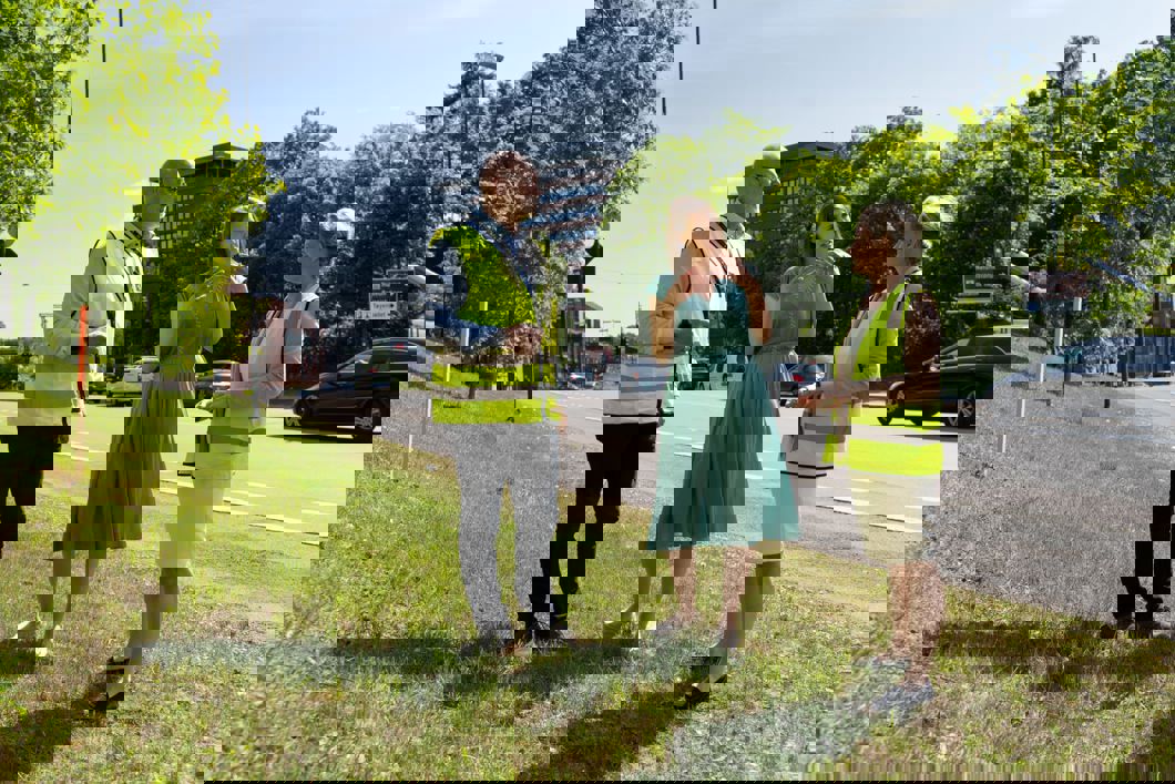 Thor Georg Sælid, konserndirektør for infrastruktur og prosjekter i Sporveien, Sirin Stav, byråd for miljø og samferdsel, og Birte Sjule, konsernsjef i Sporveien står der hvor ny utgang kommer. Foto: Christian Loennechen, Sporveien