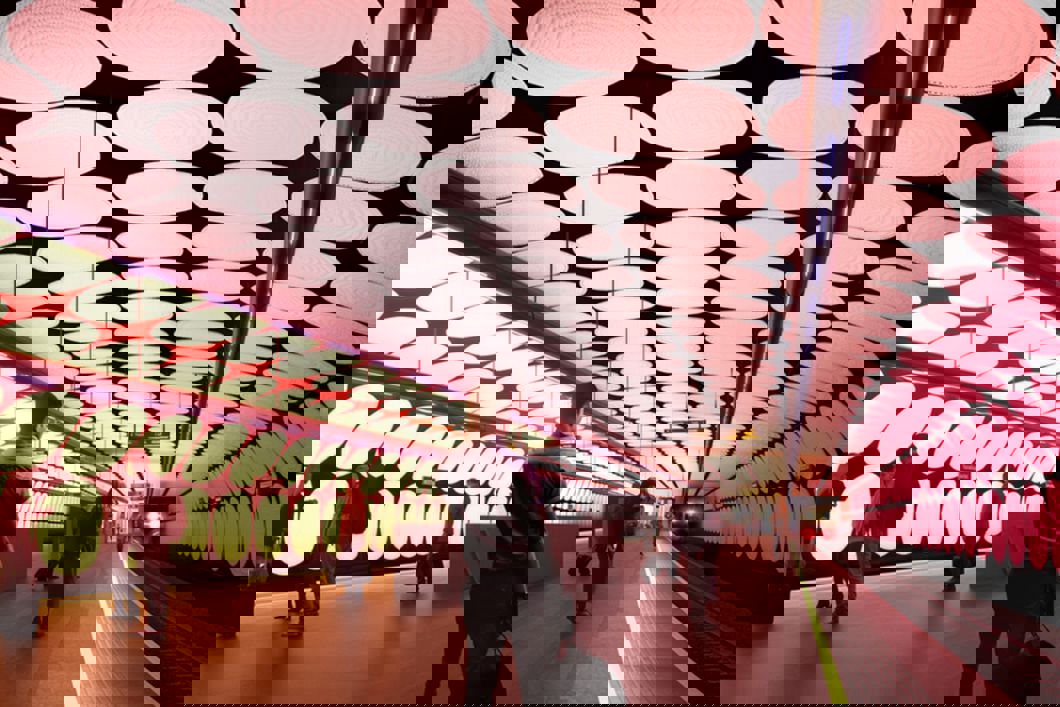 Oslo får nye T-banevogner til åpningen av Fornebubanen i 2027/28. Illustrasjon: Fornebu stasjon tegnet av Zaha Hadid Architects og A-lab.