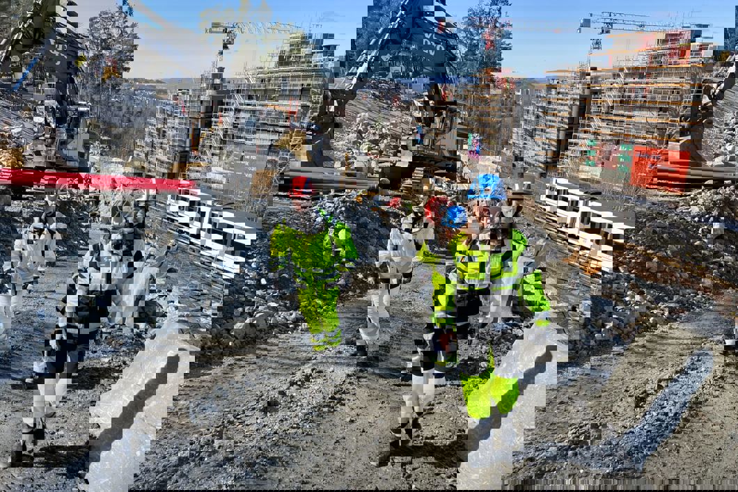 Sporveien må sprenge bort betydelige masser for å bygge traseen fra nye Hellerudtunnelen opp til Hellerud T-banestasjon. Da kan ikke T-banen kjøre rett ved siden av, forteller utbyggingssjef Hanna Rachel Broch (t.h) i Sporveien.