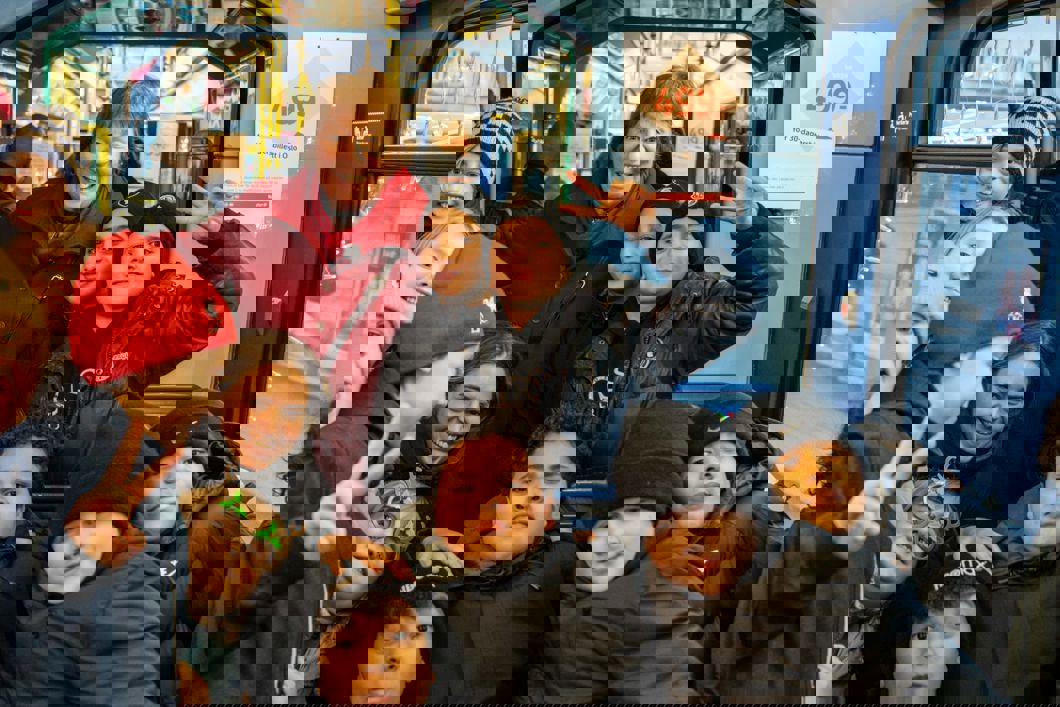 Ordfører Marianne Borgen med femteklassinger fra Grünerløkka skole