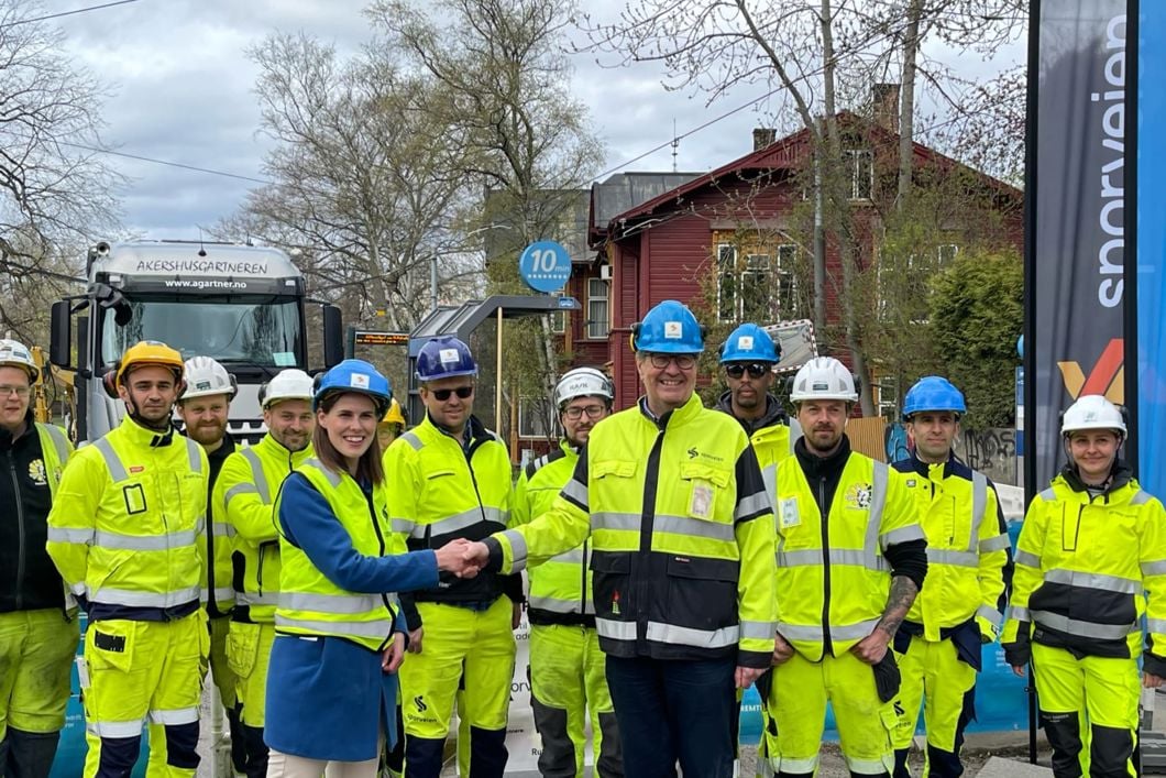 Byråd for miljø og samferdsel Sirin Stav og konserndirektør for infrastruktur og prosjekter i Sporveien Per Magne Mathisen, sammen med representanter fra Holdeplassprosjektet i Sporveien og entreprenøren NRC Norge.