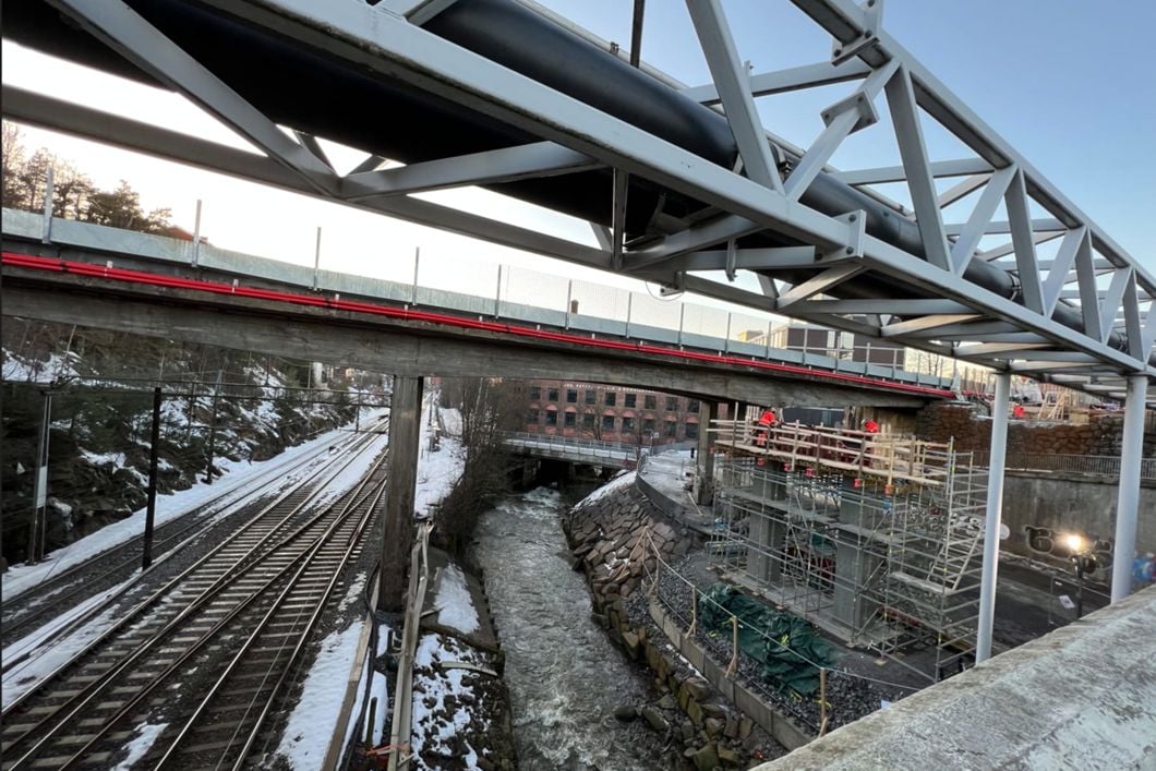 Over elva og jernbanen: Nye Bryn bru må heises inn over fjernvarmebrua nærmest Østensjøveien og inn på nybygde søyler og landkar. Arbeidene starter natt til mandag 6. februar, når Østensjøveien stenges. FOTO: Sporveien AS