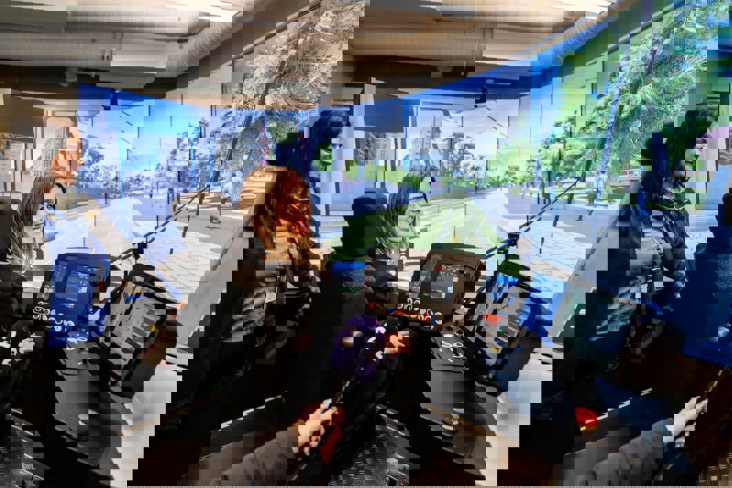 TRIKKEFØRER FOR EN DAG: Tirsdag testet Sirin Stav Sporveiens nye trikkesimulator. – Den nye trikkesimulatoren er en god investering, sier hun. Stav ble veiledet av førsteinstruktør Firizat Jusufi. Foto: Stian Olsson/Sporveien