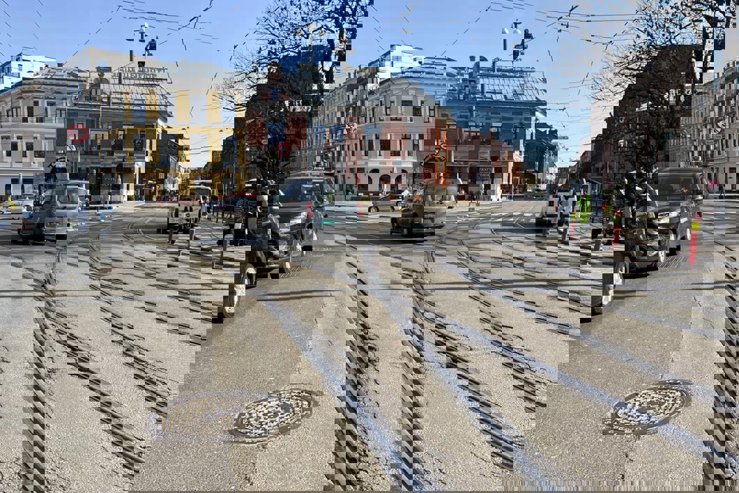 UTSLITT: Sporvekslene på Nybrua er utslitt og må byttes. At sporvekslene er så lange, og i tillegg ligger på en bru, gjør arbeidet mer komplisert enn vanlig.