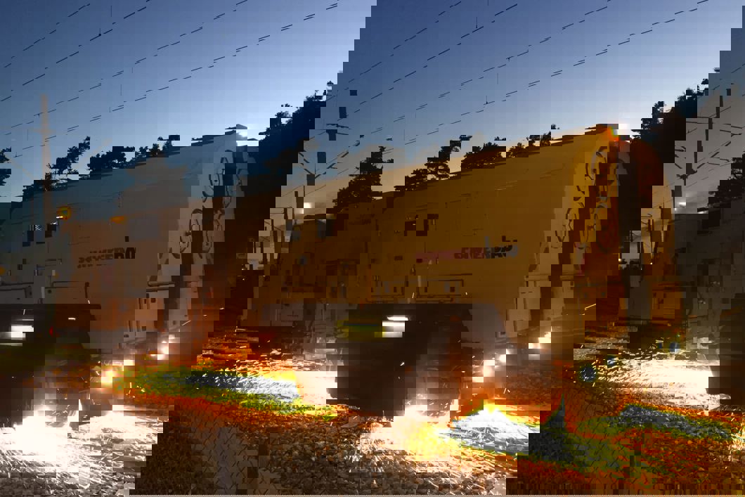 Sliping av trikkeskinnene er nødvendig vedlikehold som må gjøres når trikken er ute av drift om natten. Foto: Sporveien AS