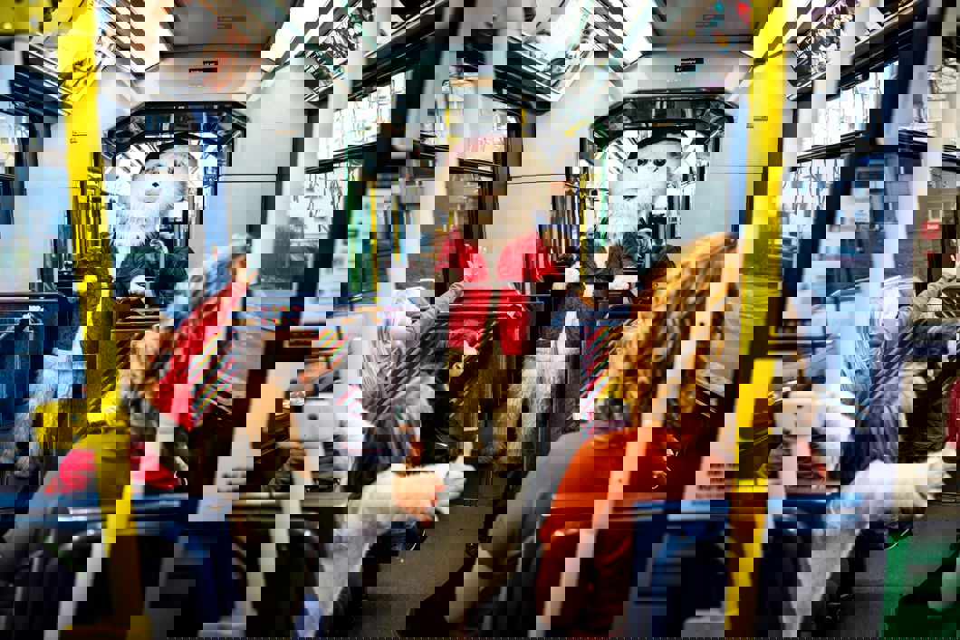 Sporveiens egen maskot, Panto, er alle barns favoritt - også her, ombord på Juletrikken. Foto: Sporveien/Simen Prestaasen