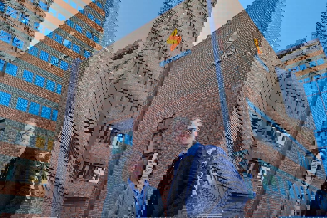 Mona Vestum og Bjørn Sandvik foran Sporveiens lokaer i Økernveien 9. Foto: Sporveien AS