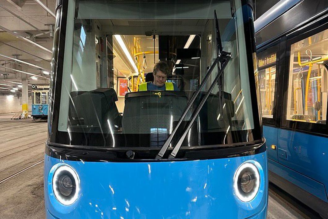 Her ser dere den nye trikken og noen av de gamle trikkene kan skimtes i bakgrunnen. Foto: Sporveien