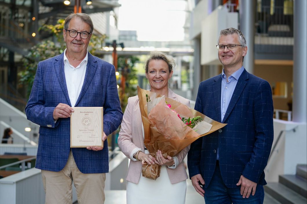 F.v. Per Magne Mathisen, administrerende direktør Sporveien T-banen, Birte Sjule, konsernsjef i Sporveien, Pål Silseth, prosjektleder for Norsk Bærekraftbarometer og høyskolelektor ved Handelshøyskolen BI. Foto: Sporveien