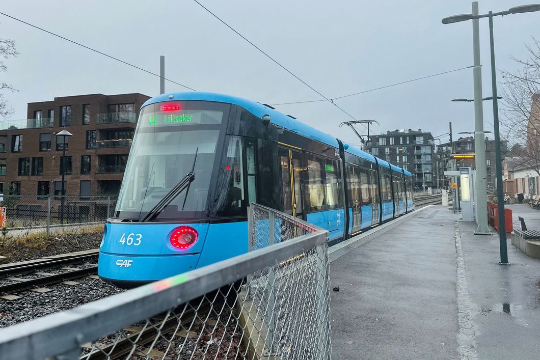 Trikk 463 ankommer Lilleaker. I 2026 moderniserer vi kontaktledningsanlegget mellom Thune og Lilleakerveien.